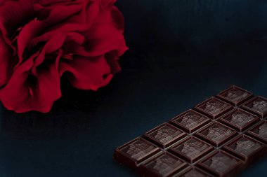 Beyaz arka planda siyah çikolata