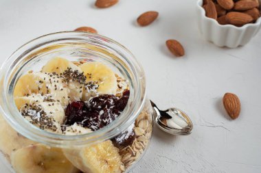 Reçelli yulaf lapası ve muz.