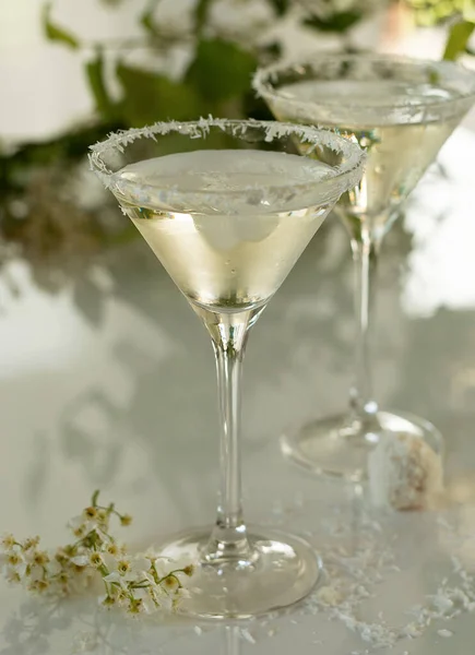 ジュースや白ワイン入りのグラス — ストック写真