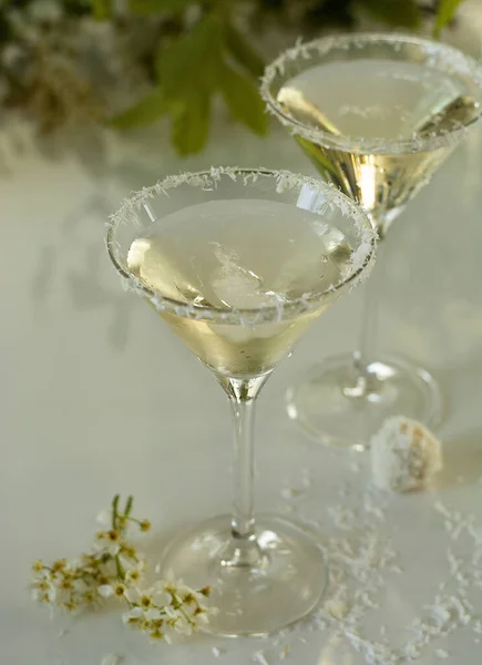 ジュースや白ワイン入りのグラス — ストック写真