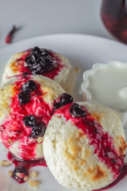 Yaban mersini reçelli peynirli kekler