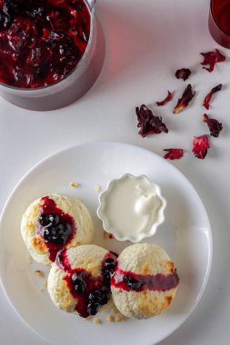 Yaban mersini reçelli peynirli kekler