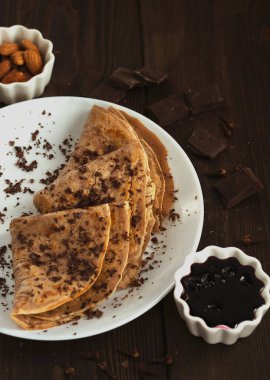 Çikolatalı ve soslu gözleme.