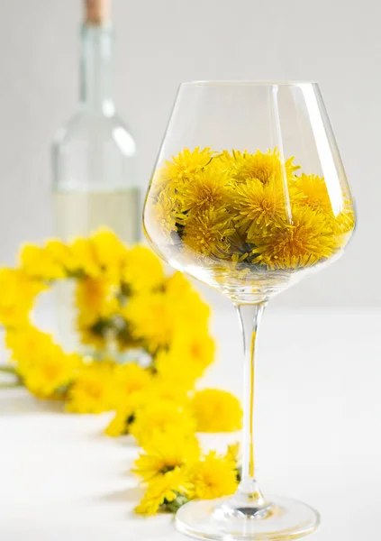 タンポポ タンポポのワイン ガラスのタンポポ — ストック写真