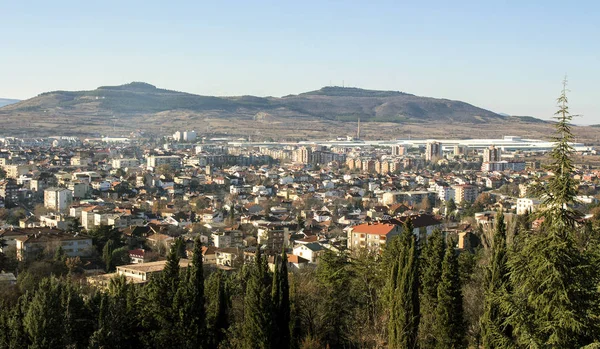 Panoramisch zicht van Kavadarci, Macedonië. Tikvesh wijn regio. — Stockfoto