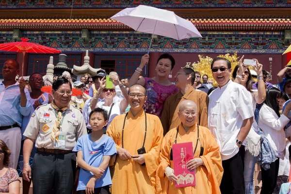 Mestres budistas e outras pessoas estão assistindo ao Desfile de Ano Novo Chinês ao lado do Templo Nan Hua chinês na África do Sul . — Fotografia de Stock