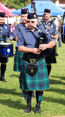  Geleneksel İskoç uygun eteği bagpipes İskoç geleneksel müzik Durban, Güney Afrika için yıllık Festivali ile bagpipers.