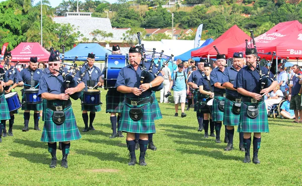 Dudáci v tradiční skotský obleky kilty s bapigpes, bicí na každoroční Festival skotské tradiční hudby v Durbanu, Jižní Afrika. — Stock fotografie