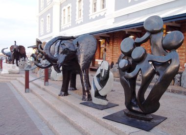 İnsanlar ve sahildeki, Güney Afrika'da Cape Town'ın bağlantı noktası Afrika hayvanları heykelleri. Modern Sanat.