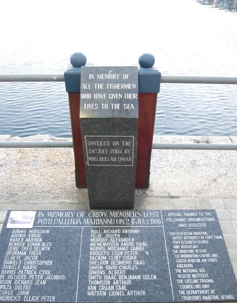 El signo de la memoria "En memoria de todos los pescadores que han dado su vida al mar". Waterfront, Puerto de Ciudad del Cabo en Sudáfrica. Objeto del patrimonio . — Foto de Stock