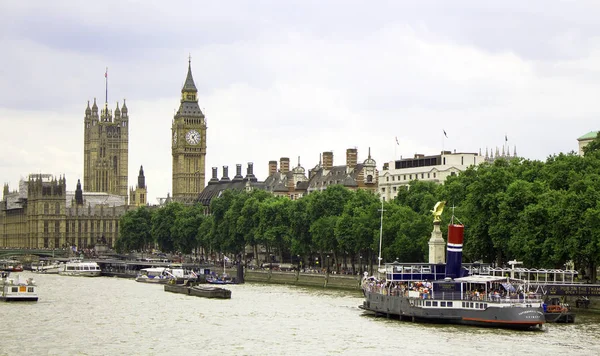 Краєвид Темза банку з човни, історичні місця Вестмінстерського абатства, Біг-Бен та сучасних будівель хмарочосів неподалік. Пам'ятки. — стокове фото