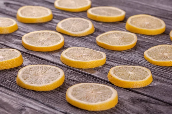 Dilimlenmiş limonlar yakın çekimde 