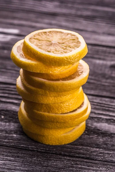 Tahta bir arka planda dilimlenmiş sulu limonlar 