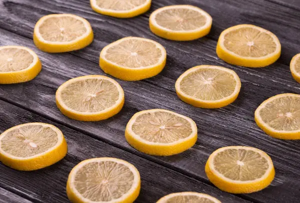 Dilimlenmiş limonlar yakın çekimde 