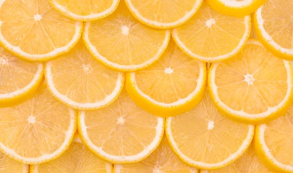 Dilimlenmiş limonlar yakın çekimde 