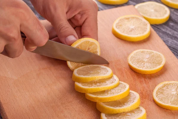 Tahta bir arka planda dilimlenmiş sulu limonlar 