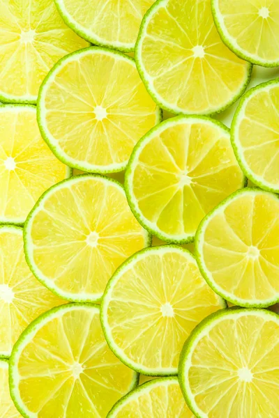 Lezzetli limonlar dilimlenmiş ve sıralanmış.