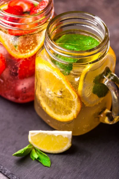 Portakallı limonata ve kavanozlarda çilek.