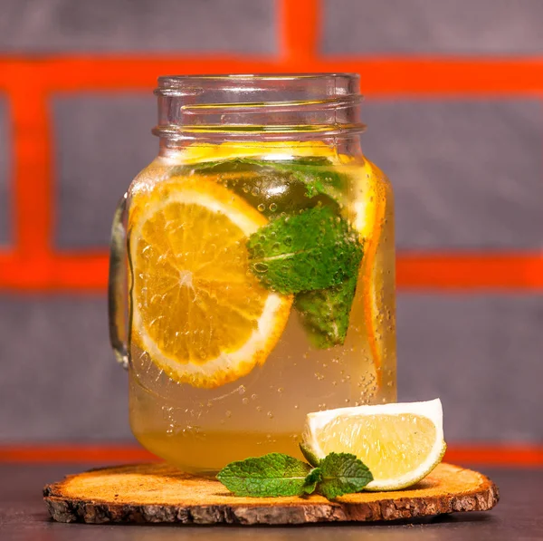Portakallı limonata ve kavanozda nane.