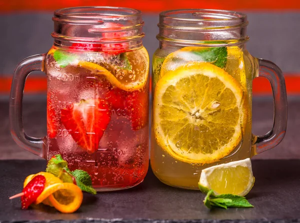 Portakallı limonata ve kavanozlarda çilek.