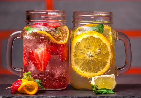 Portakallı limonata ve kavanozlarda çilek.