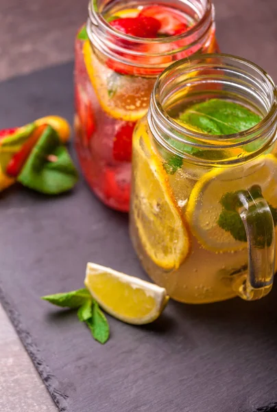 Portakallı limonata ve kavanozlarda çilek.