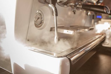 Bir kahve makinesini kapat.