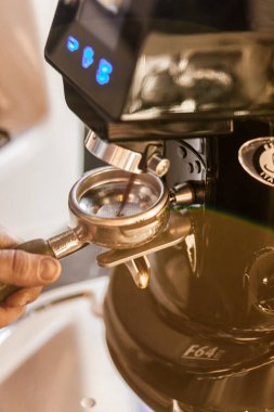 Kahve kahve makinesi ile adam