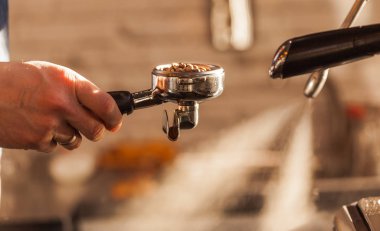 Elinde kahve değirmeni olan bir adam..