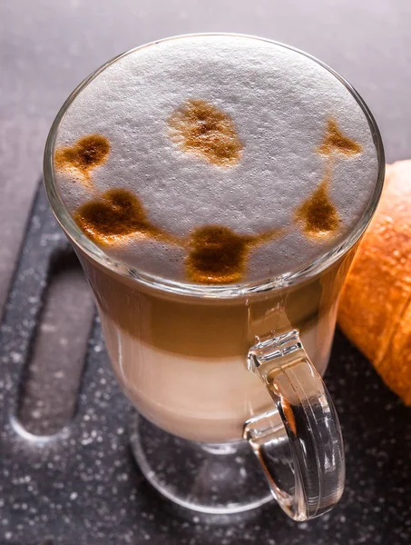 Köpüklü bir bardak kapuçino.