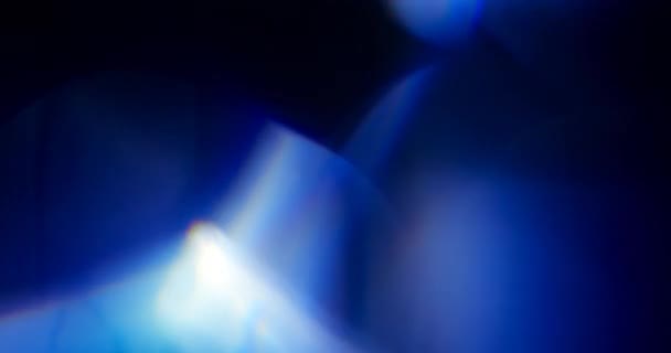 Fuites de lumière bleue sur fond noir. Superposition. Transition 