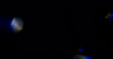 Siyah Arkaplanda Mavi Işık Sızıntısı. Üst üste koy. Geçiş