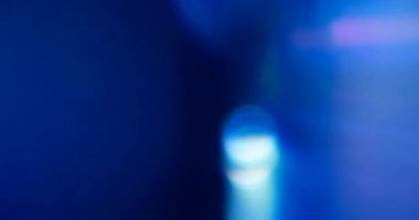 Siyah Arkaplanda Mavi Işık Sızıntısı. Üst üste koy. Geçiş