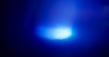 Siyah Arkaplanda Mavi Işık Sızıntısı. Üst üste koy. Geçiş