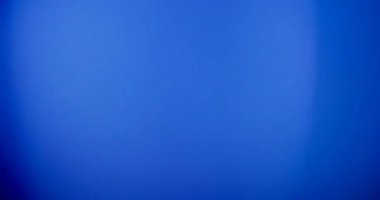 Siyah Arkaplanda Mavi Işık Sızıntısı. Üst üste koy. Geçiş