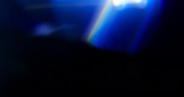 Fuites de lumière bleue sur fond noir. Superposition. Transition 