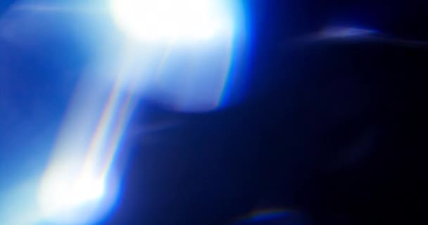 Fuites de lumière bleue sur fond noir. Superposition. Transition 