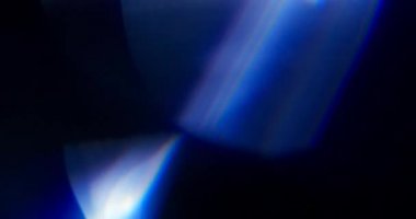 Siyah Arkaplanda Mavi Işık Sızıntısı. Üst üste koy. Geçiş