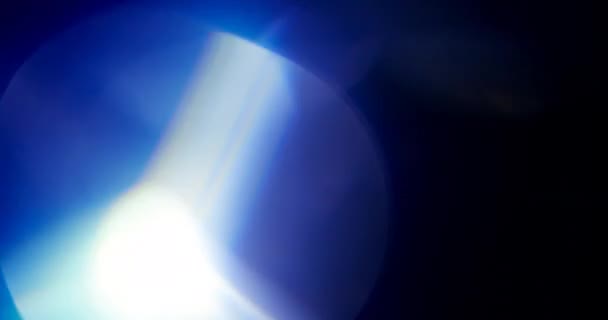 Fuites de lumière bleue sur fond noir. Superposition. Transition 