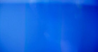 Siyah Arkaplanda Mavi Işık Sızıntısı. Üst üste koy. Geçiş