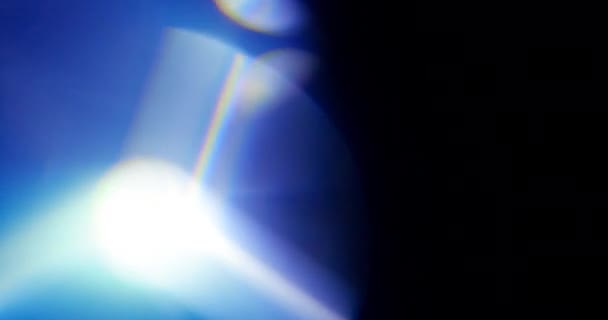 Fuites de lumière bleue sur fond noir. Superposition. Transition 