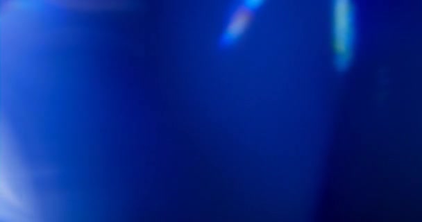 Fuites de lumière bleue sur fond noir. Superposition. Transition 