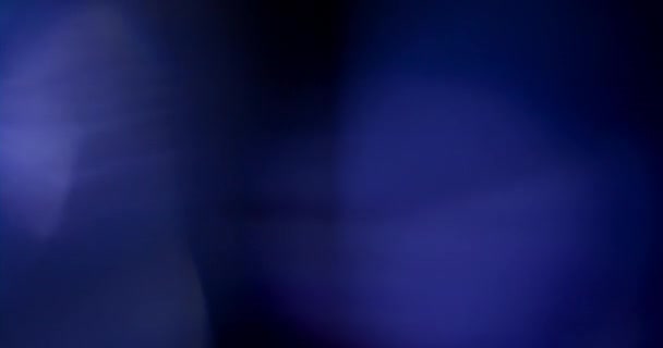 Fuites de lumière bleue sur fond noir. Superposition. Transition 