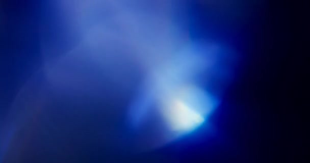 Fuites de lumière bleue sur fond noir. Superposition. Transition 