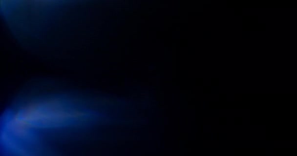 Fuites de lumière bleue sur fond noir. Superposition. Transition 