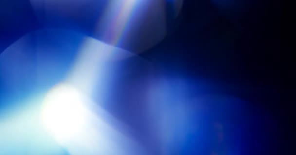 Fuites de lumière bleue sur fond noir. Superposition. Transition 