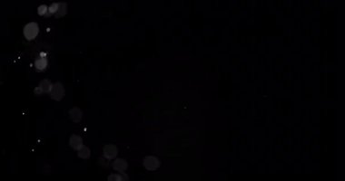 Kar Parçacıkları. Kara Arkaplan 'da toz. Üst üste