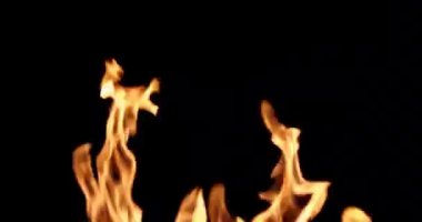 Kara Arkaplanda Ateş Duvarı. Üst üste