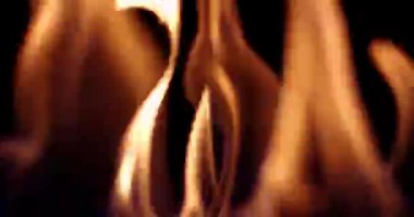 Kara Arkaplanda Ateş Duvarı. Üst üste