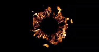 Kara Arkaplanda Ateş Çemberi. Üst üste
